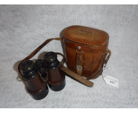 A PAIR OF FIRST WORLD WAR LEATHER MOUNTED FIELD GLASSES in leather carrying case