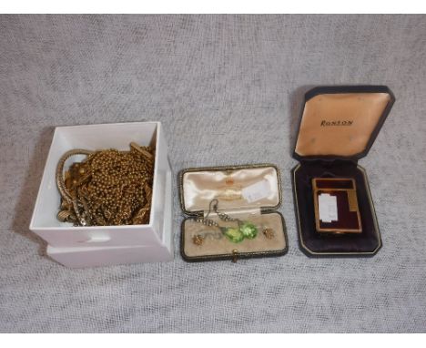 A COLLECTION OF YELLOW METAL AND SIMILAR JEWELLERY including a pair of paste Deco style earclips with green drops and a Ronso