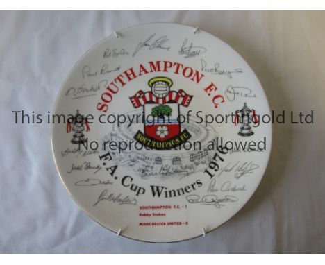 SOUTHAMPTON    Ceramic plate 10 inches in diameter celebrating Southampton winning the FA Cup in 1976. Printed signatures. Go