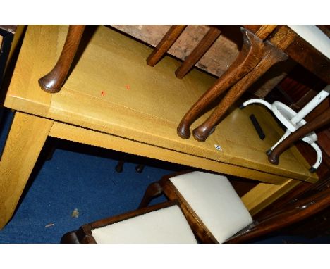 A LIGHT OAK EXTENDING DINING TABLE, approximate size width 150cm x depth 90cm x height 78cm