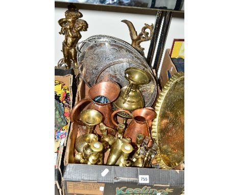 A BOX AND LOOSE METALWARES, etc, to include silver plated trays, brass candlesticks, copper measuring jugs, an electric lamp 