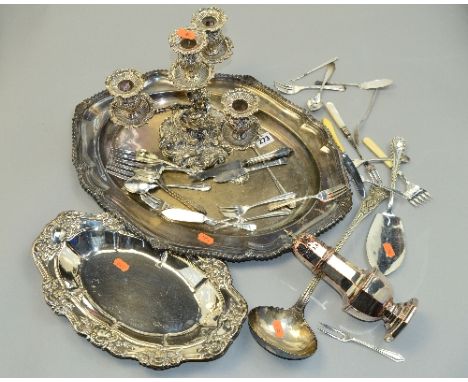 A QUANTITY OF SILVER PLATED WARE, to include a candelabra with scrolling acanthus leaf detail, a ladle, an octagonal caster, 