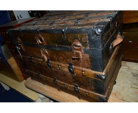 A VINTAGE WOODEN AND METAL BANDED TRAVELLING TRUNK, approximate size width 82cm x depth 50cm x height 57cm (sd)