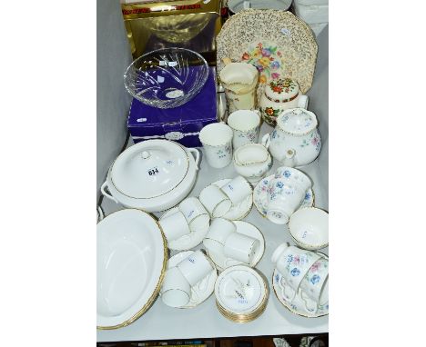 A SELECTION OF TEA/TABLE WARES, to include eight Wedgwood 'Signet Gold' coffee cans and saucers, Colclough 'Hartley' tea ware