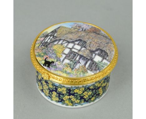 A ROYAL WORCESTER TRINKET BOX FROM THE CONNOISEUR COLLECTION, 'Worcestershire Cottage'