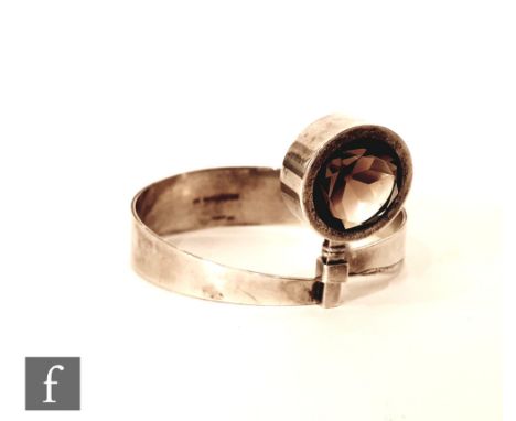 Kupittaan Kulta - A Finnish Sterling silver modernist bangle inset with a smoky quartz in a circular setting below the gradua