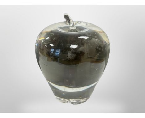 A Steuben crystal apple paperweight, height 10.5 cm.