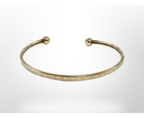 A 9ct gold bangle, inner diameter 6cm. CONDITION REPORT: 4.4g. With steel core. 