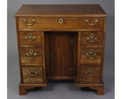 A GEORGE III MAHOGANY SMALL KNEEHOLE DESK, the rectangular top with moulded edge, fitted with an arrangement of seven drawers