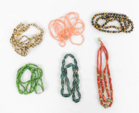 A COLLECTION OF ASSORTED COSTUME JEWELLERY, SILVER AND WHITE METAL, EARRINGS AND PENDANTS, comprising tigers eye bead necklac