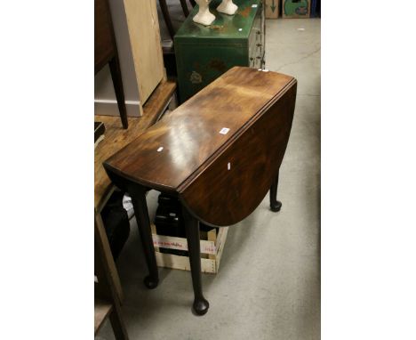 George III Mahogany Oval Gate-leg Table raised on turned legs with pad feet, h.71cms L.90cms