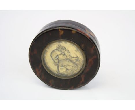 A Georgian circular tortoiseshell snuff box, with cover inset with a gilt silver portrait of King Charles IV of Spain and Que