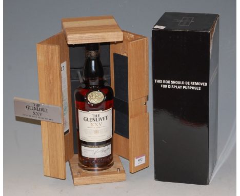 Glenlivet 25 years of age single malt scotch whisky, 70cl, 43%, batch No.0910A, signed by the master distiller, in oak presen