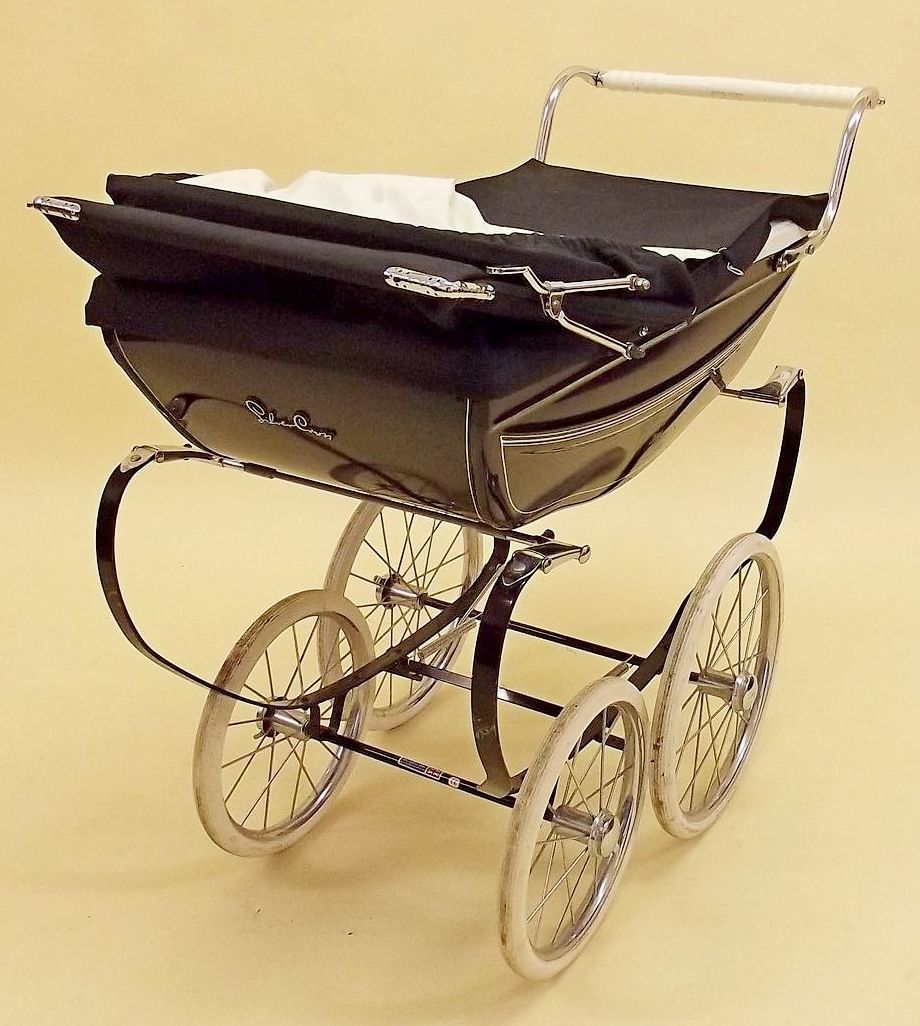 A 1980's model Silver Cross dolls pram