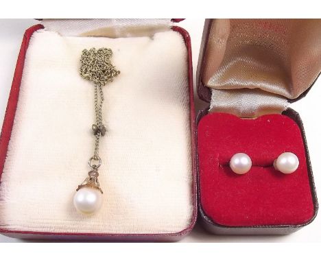 A 9 carat gold mounted pearl pendant necklace with a pair of 9 carat gold pearl earrings