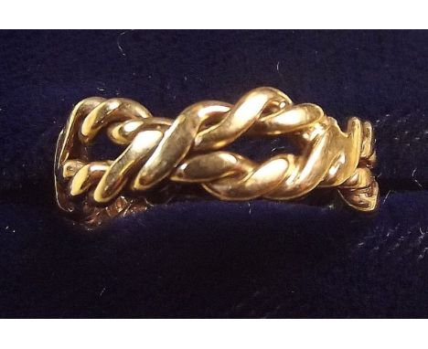 A 9 carat gold interlaced 'rope' ring - 3.5g, size K