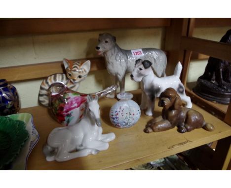 A mixed lot of ceramics,&nbsp;to include animal figures.&nbsp; 