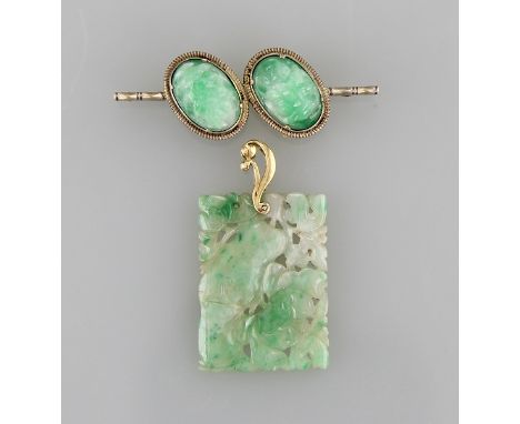 Konvolut von zwei Jade - SchmuckstückenJeweils chinesische Jade geschnitzt, a) Anhänger, rechteckige Platte mit durchbrochen 