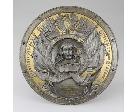 Große Regimentsplatte Infantrie - Regiment Freiherr von SparrEisen gegossen und teils vergoldet, mittig Portrait des kurbrand