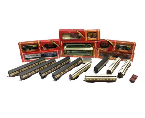 Various makers '00' gauge - Hornby Class 142 BR Twin Railbus Set; and eight goods wagons including Royal Mail Coach and Opera