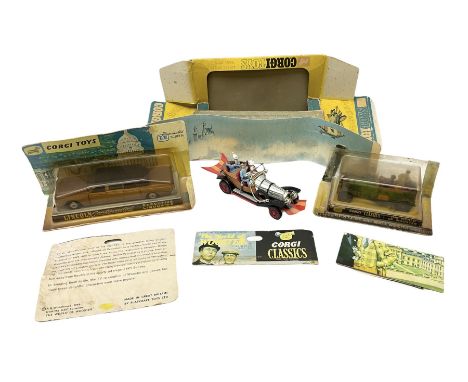 Corgi - Lincoln Continental Executive Limousine No.262, with illuminated T.V. screen, gold body, black roof, red interior, sp