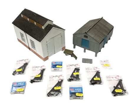 Bachmann '00' gauge - Scenecraft single track engine shed and provender Store; unboxed; and ten unopened Peco accessory packs