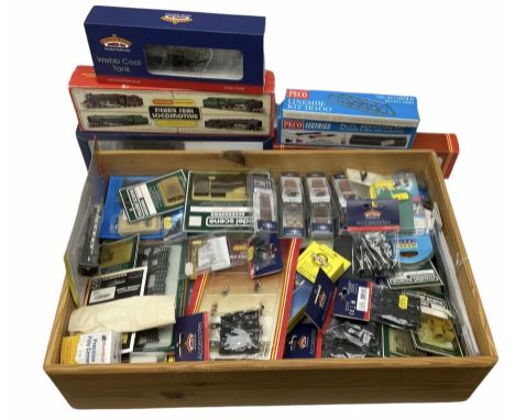 Model railway rolling stock and accessories, including Bachmann branch-line 'OO' gauge locomotive, Hornby '00' gauge locomoti