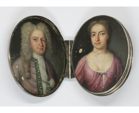 An early 18th century double portrait snuff box, the silver inlaid tortoiseshell top with impressed horn portrait depicting C