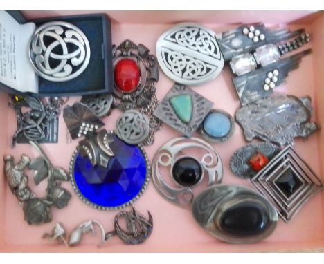 A tray of assorted vintage jewellery comprising mainly pewter and Celtic style etc.  