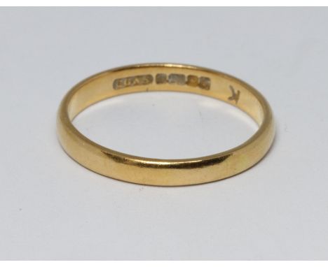 A hallmarked 22ct gold wedding band, weight 3.2g, size R.  