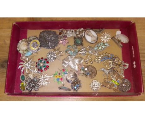 A tray of assorted vintage brooches including white metal, filigree butterfly etc.  