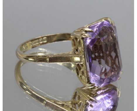 A hallmarked 9ct gold amethyst ring, gross weight 3.6g, size J.  