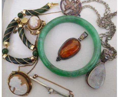 A mixed lot of jewellery including a jade bangle, a nephrite bracelet, yellow metal, shell cameos, items marked '925' etc.  