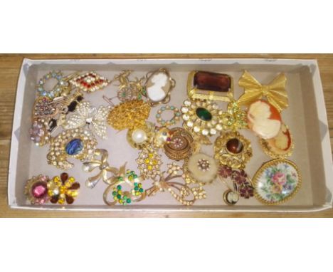 A tray of assorted gold plated vintage brooches.  