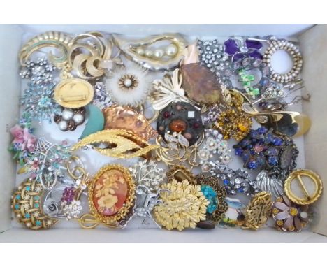 A tray of assorted vintage costume jewellery brooches.  