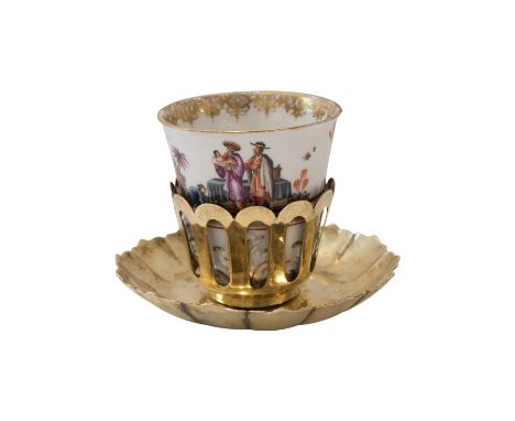   Ein Meissen chinoiserie Becher mit Akantusblüten in einer vergoldetes Silber Trembleuse  ca. 1735 Der Becher in der Art von