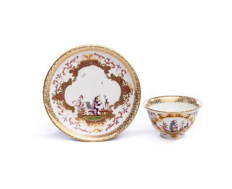   Koppchen mit Unterschale, Meissen 1723/25 Koppchen mit Unterschale, Meissen 1723/25,  beide Teil mit Goldspitzenbordüren, 