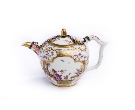   Teekanne, Meissen 1720/25 Teekanne mit montierter Kette, Meissen 1720/25,  ohne Marke Goldbuchstabe "K", kugelige Form, sei