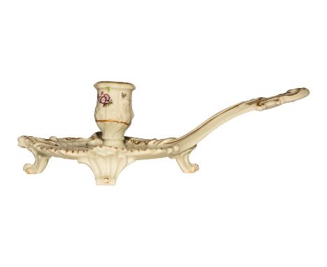   "Nachtleuchter" Meissen 1750 Nachtkerzenleuchter auf vier Rocaillenfüßen mit Rocaillengriff Farbig bemalt mit Blüten, golds