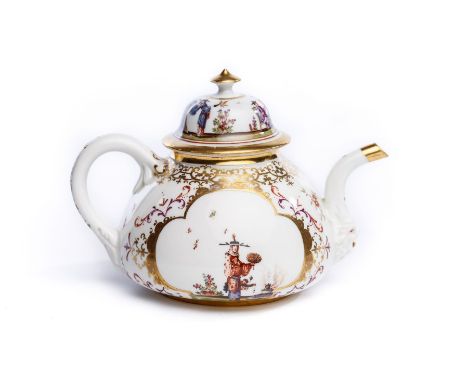   Teekanne, Meissen 1723/24 Teekanne, Meissen 1723/24,  balusterförmiger Korpus bemalt mit Chinoiserie Szenen und Goldbordür