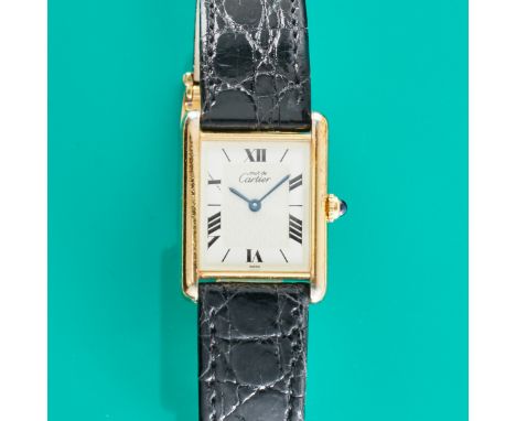 Cartier - Armbanduhr mit LederbandFa. Cartier, Schweiz. Modell: Tank. 925/- Silber vergoldet, gestemp. Gew.: 29,3 g. Zifferbl