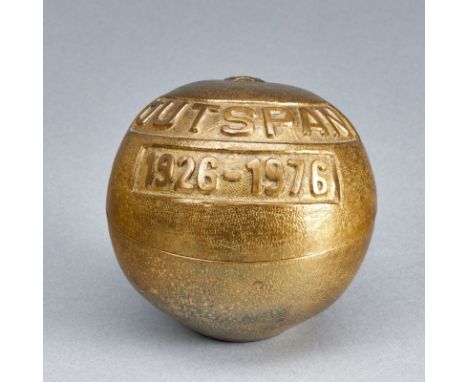 Vergoldete Bronze-Orange als Dose20. Jh. Bronze, D. 10 cm. Inschrift OUTSPAN / 1926- 1976. OUTSPAN ist das Logo des "Verbande