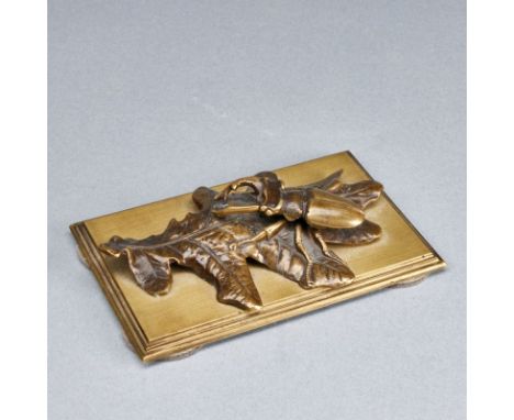 Bronze BriefbeschwererErste Hälfte 20. Jh. Bronze, 14 cm x 9 cm x 4 cm, Hirschhornkäfer auf Eichenblatt, bodenseitig nachträg