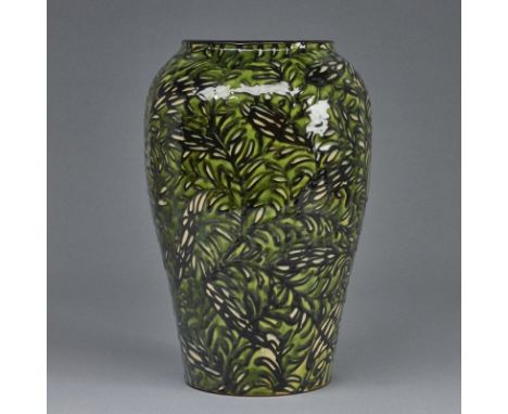 Vase mit ZweigenEntwurf MAX LAEUGER (1864 bis 1952) - Ausführung MAJOLIKAMANUFAKTUR KARLSRUHE, 1921-1925. Majolika, rötlicher