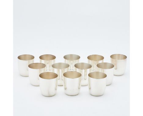 12 SchnapsbecherWilkens/Bremen. 800er Silber. Punzen: Herst.-Marke, 800, Halbmond/Krone. H. 4 cm. Gew.: 252 g.