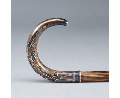 SpazierstockUm 1900. 800er Silber. Holz. Punzen: Herst.-Marke, 800, Halbmond/Krone. L. 90,5 cm.