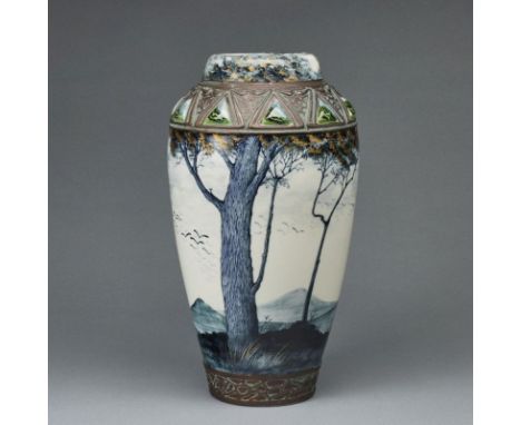 Jugendstil / Art Nouveau Vase - Umlaufende Berglandschaft mit Bäumen und fliegenden VögelnPorzellanfabrik Ernst Wahliss, Wien