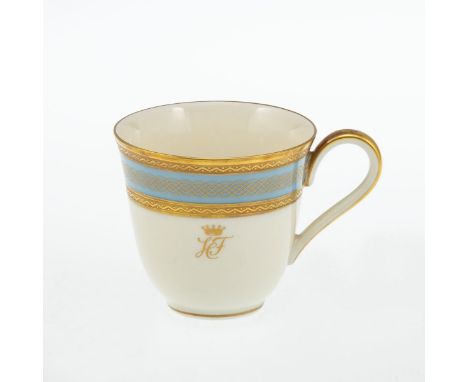 Obertasse mit Krone und Monogramm HFHeinrich &amp; Co., Selb um 1968. Porzellan, elfenbeinfarbig glasiert. Krone und Monogram
