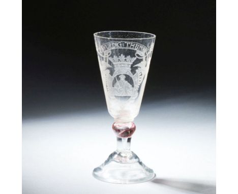 Kelchglas mit Porträt und SinnspruchEnde 18. Jh. Farbloses Glas, mattgeschnittenes Motiv: Porträt mit Schwert im Schild mit f