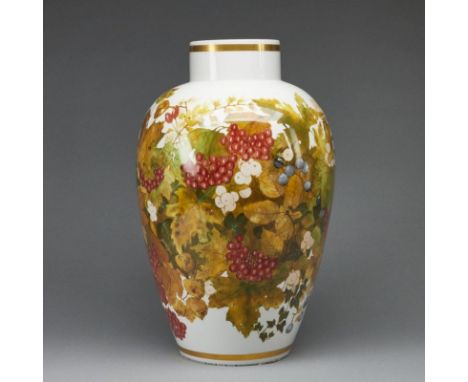 Große Urne - Braunes Herbstlaub mit roten und blauen Beeren und GoldrändernKönigliche Porzellan Manufaktur, Nymphenburg um 19
